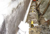 Eine Drainage leitet neue Wassaeransammlungen ab.
